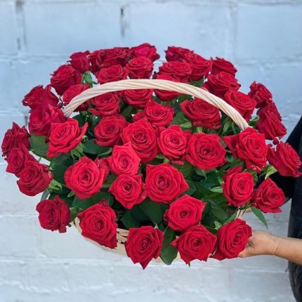 Корзинка "Моей королеве" из красных роз с доставкой в по Шатуре